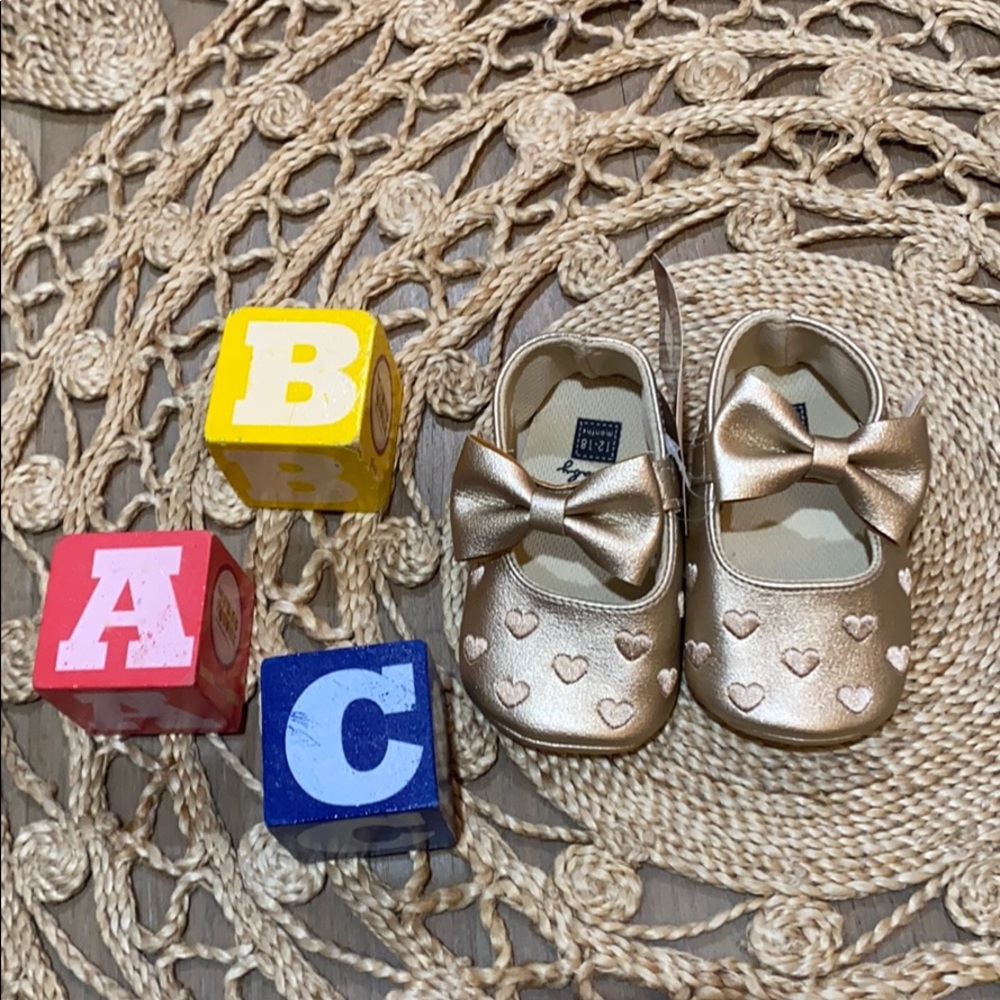 Gold shoes with hearth and bow